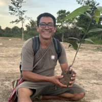 Piyako plants a mango tree at the Yorenka Tasorentsi Institute in Brazil. | ELIANE FERNANDES